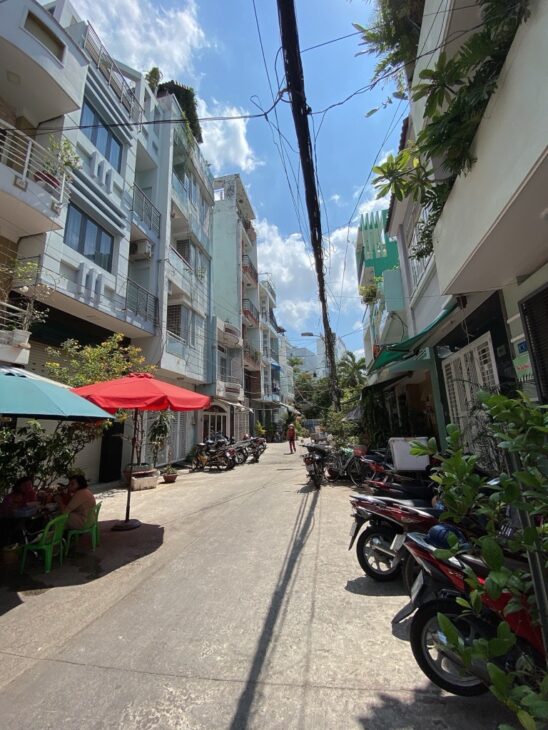 NHÀ ĐẸP NGUYỄN THỊ TẦN NGAY CHỢ RẠCH ÔNG TRUNG TÂM Q8 – HẺM XE HƠI VÀO NHÀ – SỔ VUÔNG VỨC HOÀN