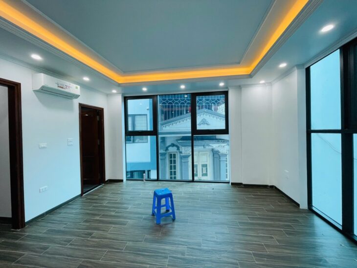 Cần bán gấp! Nhà Lạc Long Quân, Tây Hồ, lô góc, ô tô vào nhà, 60m2, MT 6.2m, 14 tỷ