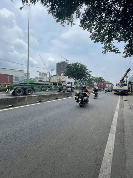 BÁN ĐẤT TẶNG NHÀ CẤP 4 VÀ 3 PHÒNG TRỌ, ĐƯỜNG Ô TÔ 7M, KHU PHÂN LÔ. GIÁ 4.5 TỶ. TL.