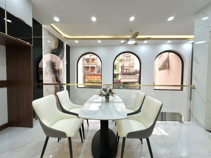 HOT!CHDV CẦU GIẤY 85Mx6,MT=14m,THANG MÁY,25P,OTO, 150/THÁNG, NHỈNH 20TY