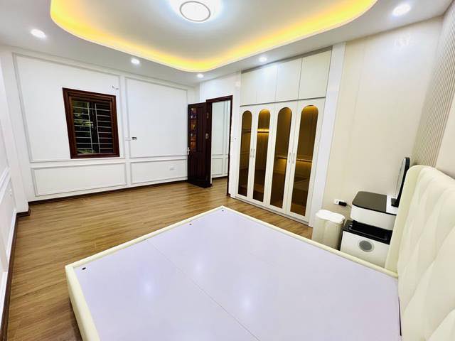 Nhà phố Đê La Thành , Ba Đình , diện tích 31m2, mặt tiền 8.4m, 5 tầng . Giá chỉ 7.2 tỷ