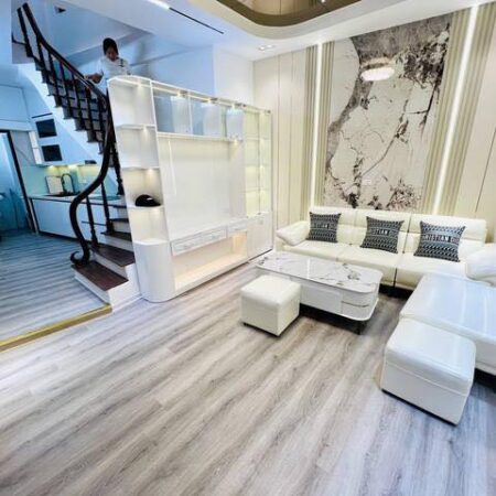 Nhà phố Đê La Thành , Ba Đình , diện tích 31m2, mặt tiền 8.4m, 5 tầng . Giá chỉ 7.2 tỷ