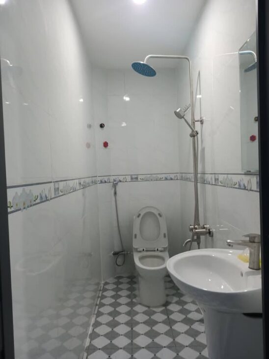 Nhà mới tinh 75m2, sẵn máy lạnh, phòng ngủ rộng gần mặt tiền, Uỷ Ban, Trường Học