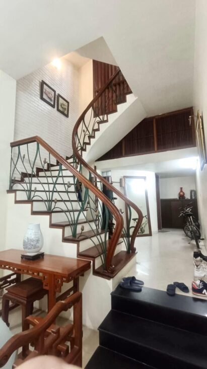 Bán nhà Ôtô tránh Phố Hoàng Cầu: 50m2/5Tầng/MT 4.2m 27 Tỷ Cách Hồ 30m, KD đỉnh
