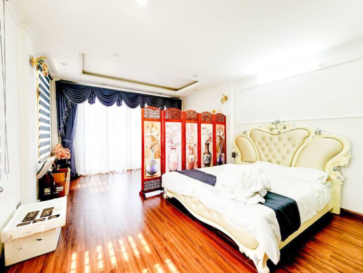 Nhà đẹp Hoàng Cầu, 7 tầng, thang máy, sổ vuông, ô tô đỗ cửa