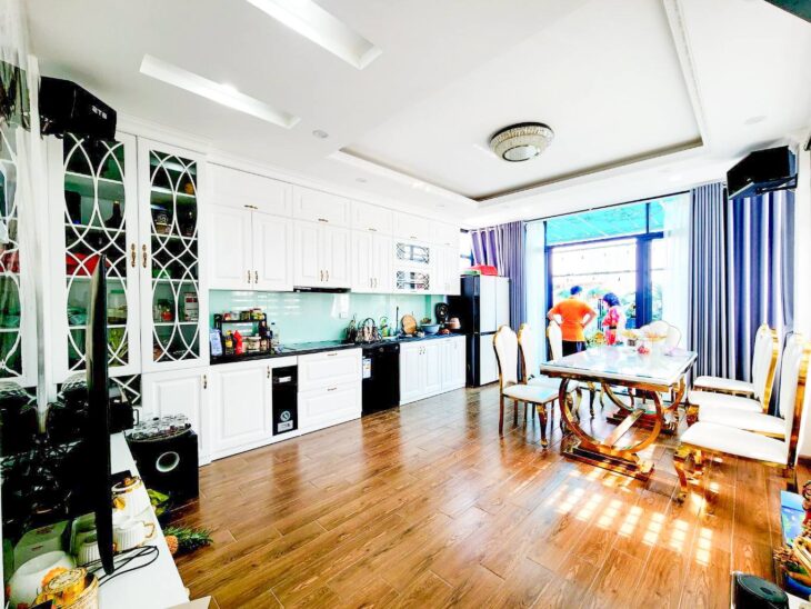 Nhà đẹp Hoàng Cầu, 7 tầng, thang máy, sổ vuông, ô tô đỗ cửa