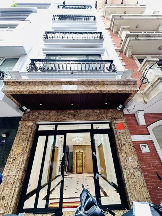 BÁN NHÀ HOÀNG QUỐC VIỆT – PHÂN LÔ Ô TÔ TRÁNH – THANG MÁY – TẶNG NỘI THẤT 52 M 6T 25.5TỶ