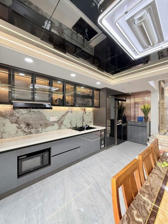 BÁN NHÀ HẺM XE TẢI THÔNG TỨ TUNG – NHÀ ĐẸP MÊ LY – THÔNG SỐ HOA HẬU – CÓ THANG MÁY – XE HƠI NGỦ