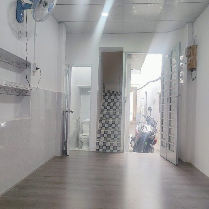 BÌNH THẠNH GIÁP PHÚ NHUẬN QUẬN 1, NHỈNH 2 TỶ, 2 LẦU SÁT MẶT TIỀN KINH DOANH ONLINE.