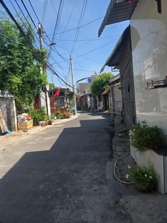 BÁN ĐẤT TẶNG NHÀ CẤP 4 VÀ 3 PHÒNG TRỌ, ĐƯỜNG Ô TÔ 7M, KHU PHÂN LÔ. GIÁ 4.5 TỶ. TL.