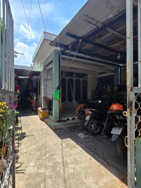 BÁN ĐẤT TẶNG NHÀ CẤP 4 VÀ 3 PHÒNG TRỌ, ĐƯỜNG Ô TÔ 7M, KHU PHÂN LÔ. GIÁ 4.5 TỶ. TL.