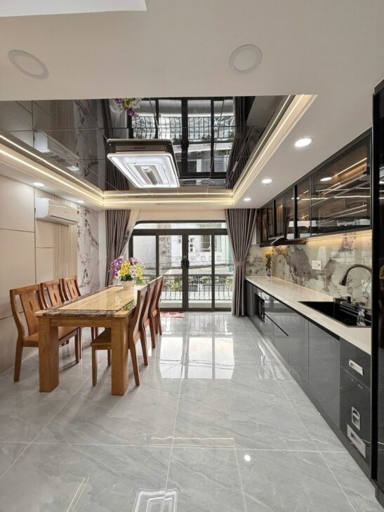 BÁN NHÀ HẺM XE TẢI THÔNG TỨ TUNG – NHÀ ĐẸP MÊ LY – THÔNG SỐ HOA HẬU – CÓ THANG MÁY – XE HƠI NGỦ