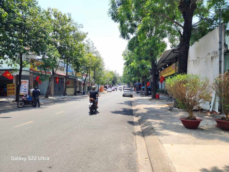 Bán nhà 3 Lầu 1 Trệt 100m2 Dĩ An,đường nhựa vài ô tô thông thoáng,gần chợ đêm