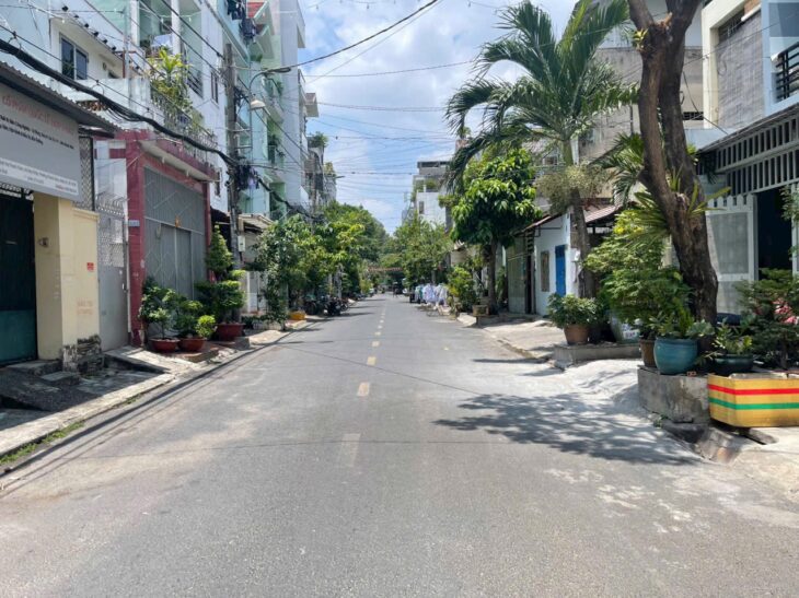 BÁN ĐẤT TẶNG NHÀ CẤP 4 ĐƯỜNG 6M Ô TÔ ĐẬU CỬA, GẦN SÂN BAY TIỆN DI CHUYỂN MÀ KHÔNG ỒN, LH 0965526259