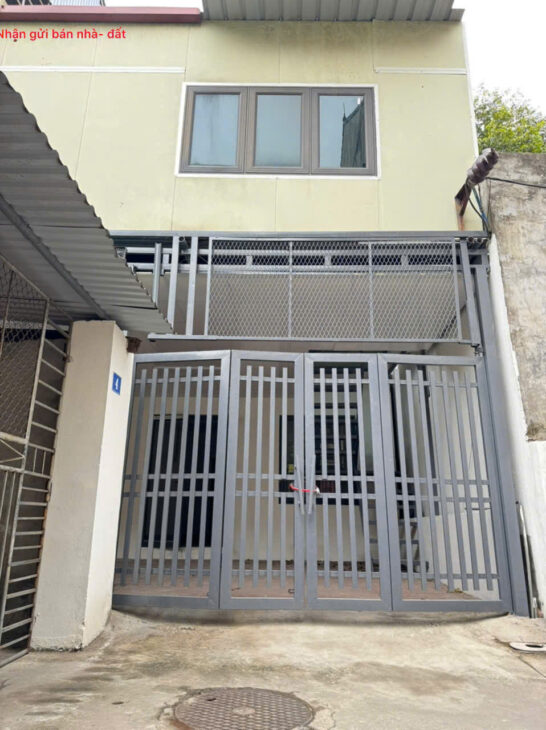 Nhà 2 tầng tổ 8, Chi Đông, Mê Linh. Đầy đủ tiện nghi, chỉ việc xách vali về ở. Oto đỗ trong nhà.