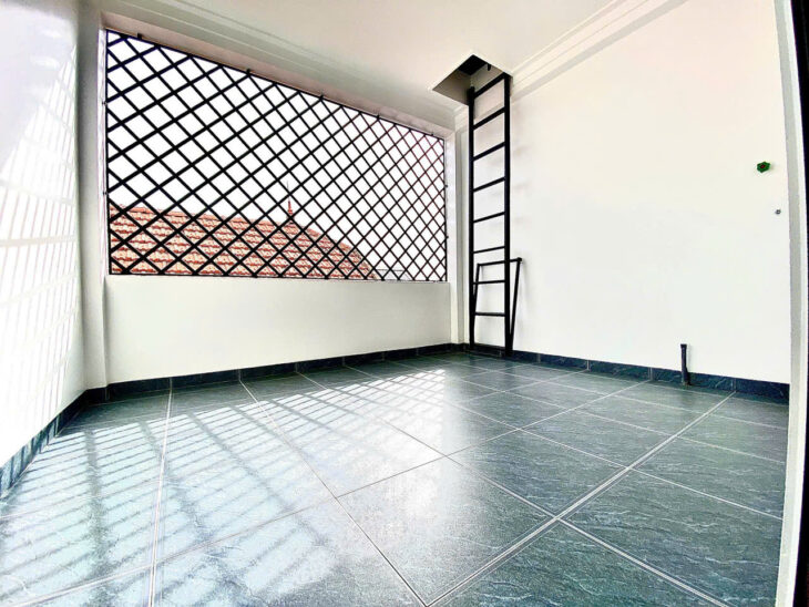 Nhà mới tinh, 56m 4 tầng độc lập, Giá 3.99 tỉ, gần mặt đường Khúc Thừa Dụ