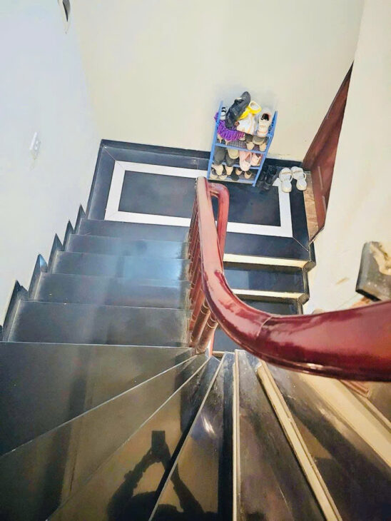 Bán nhà Đê La Thành gia đình tự xây 45m x 5 tầng 3 phòng khép kín rộng – lô góc giá 8,8 tỷ