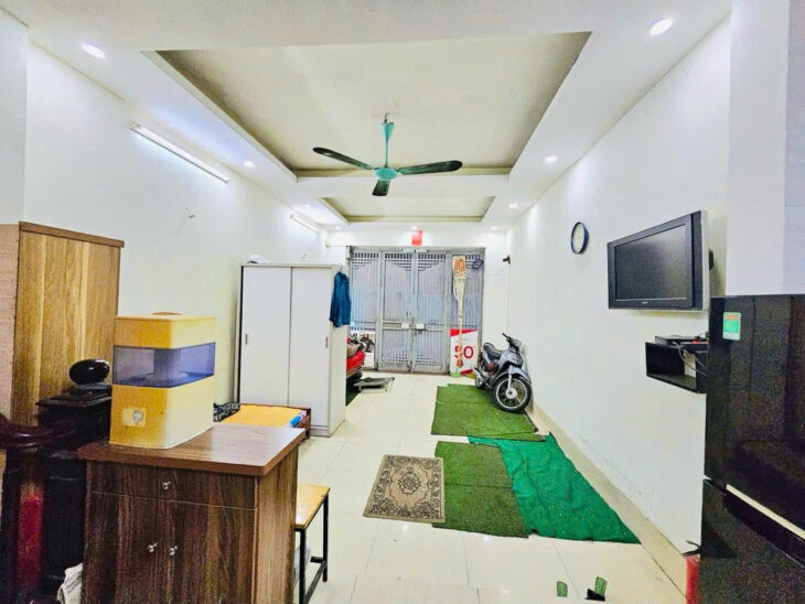 Bán nhà Đê La Thành gia đình tự xây 45m x 5 tầng 3 phòng khép kín rộng – lô góc giá 8,8 tỷ