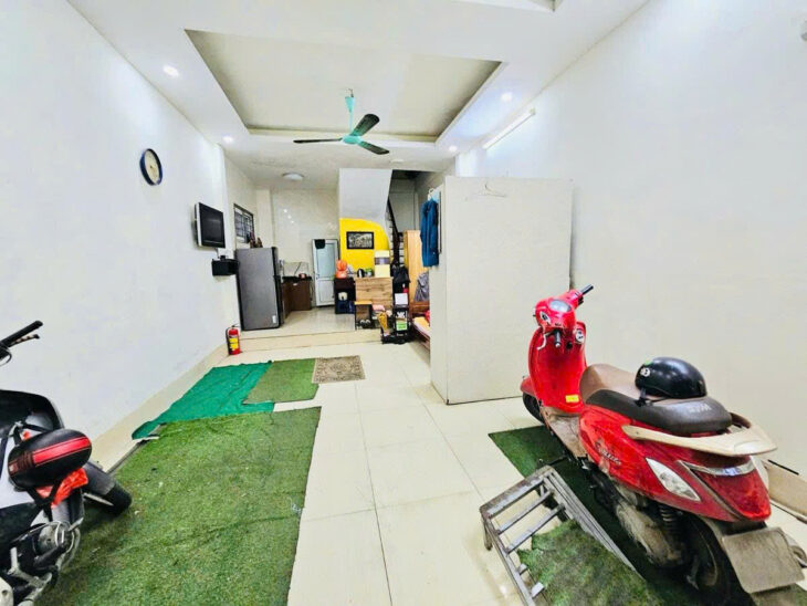 Bán nhà Đê La Thành gia đình tự xây 45m x 5 tầng 3 phòng khép kín rộng – lô góc giá 8,8 tỷ