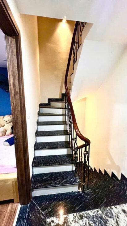 NHÀ DÂN XÂY MỚI 2 NĂM,XEM TRONG LÀ MÊ CHỐT LUÔN. NHÀ THIẾT KẾ RẤT ĐẸP – GẦN MẶT NGÕ VĂN HƯƠNG!