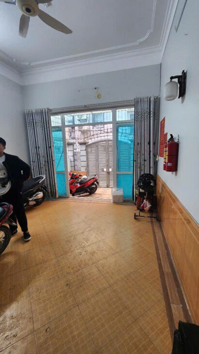 Cần bán gấp nhà Khương Đình 65m² x 5 tầng, hai mặt thoáng, 6 phòng ngủ rộng, Giá chỉ 9,8 tỷ