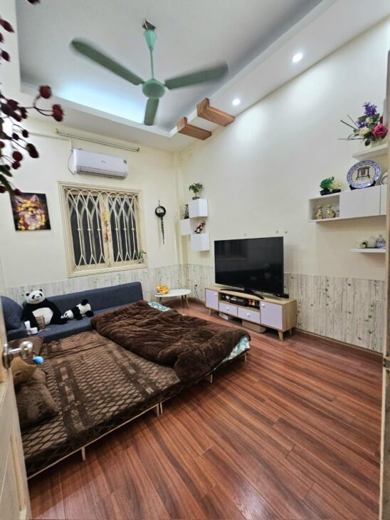BÁN NHÀ MẶT NGÕ THÁI THỊNH. LÔ GÓC-2 THOÁNG-Ô TÔ ĐỖ CỬA,