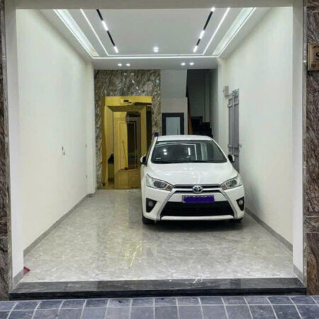 Cần bán nhà đẹp Nguyễn Văn Cừ, có gara để xe, 2 thoáng, tiện ích đầy đủ.