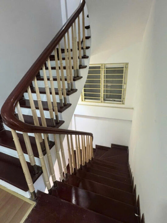 Nhà dân xây chắc chắn gần Ngã Tư Sở- Thanh Xuân, 53m2, 5 tầng, mặt tiền 5m, ô tô đỗ cổng,view hồ,