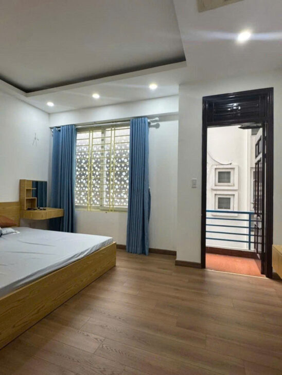 Nhà dân xây chắc chắn gần Ngã Tư Sở- Thanh Xuân, 53m2, 5 tầng, mặt tiền 5m, ô tô đỗ cổng,view hồ,