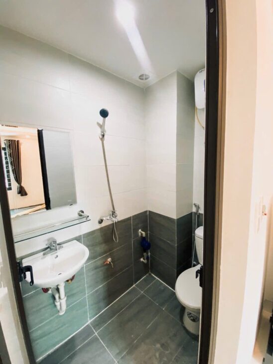 TÒA NHÀ DỊCH VỤ ĐƯỜNG LÁNG – 13 PHÒNG KHÉP KÍN, DOANH THU 70TR/1 THÁNG – GIÁ 15 TỶ