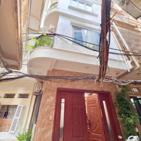 Phố Ngã Tư Sở diện tích 42 m, 5 tầng, 8 phòng ngủ, ngõ trước nhà 4 m, cách ô tô tránh 15 m, 2 mặt