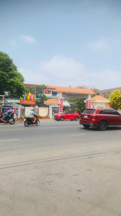 Bán nhà 1 Trệt 1 Lầu trung tâm TP Dĩ An,gần trường THPT Dĩ An,đường xe hơi