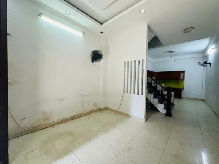 PL TRẦN QUỐC HOÀN Ô TÔ TRÁNH – KINH DOANH DT 40m2 3 tầng mt 4m Giá 13.9 tỷ