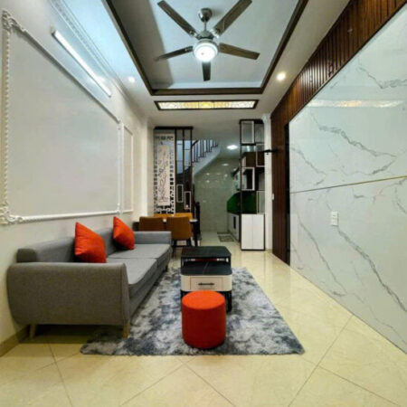 Cần bán gấp nhà phố Đàm Quang Trung, nhà rộng, nội thất đầy đủ.