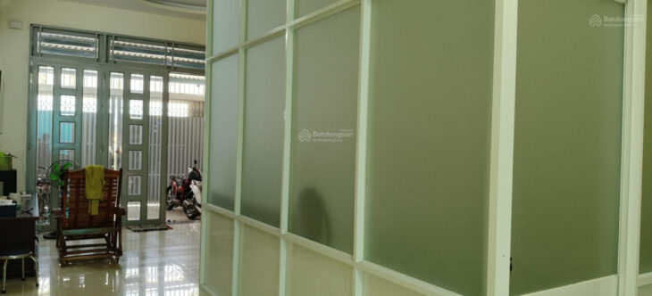 Bán nhà phố đúc 3 tầng, mặt tiền đường 10 m, đất 108.6 m2 (5mx21m), KDC sầm uất, đầy đủ tiện nghi