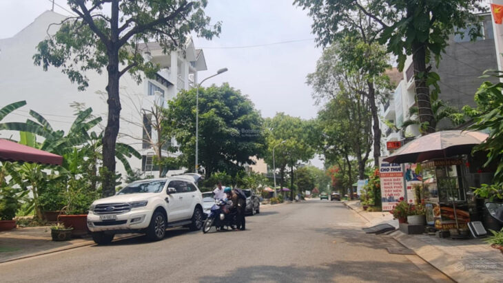 Bán nhà phố đúc 3 tầng, mặt tiền đường 10 m, đất 108.6 m2 (5mx21m), KDC sầm uất, đầy đủ tiện nghi