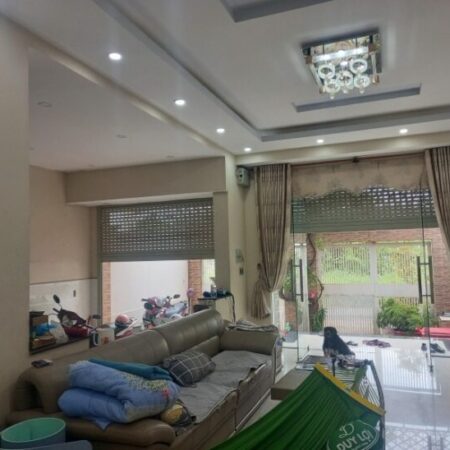 Bán nhà mặt phố Q.9, 140m², 3 tầng, 4PN, 9.35 tỷ, sổ hồng