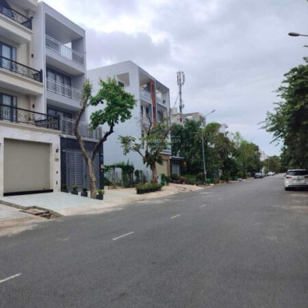 Bán nhà mặt phố đẹp, đường D1, P Phú Mỹ, Q7, HCM, 90m2, nhỉnh 13, tỷ VND