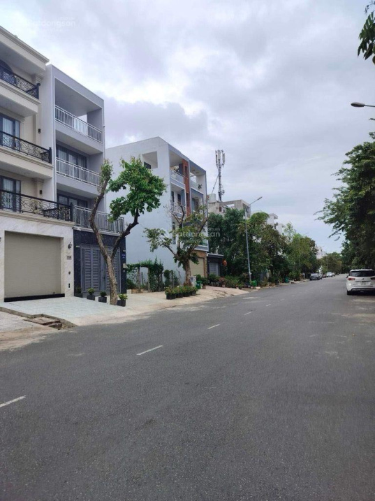 Bán nhà mặt phố đẹp, đường D1, P Phú Mỹ, Q7, HCM, 90m2, nhỉnh 13, tỷ VND