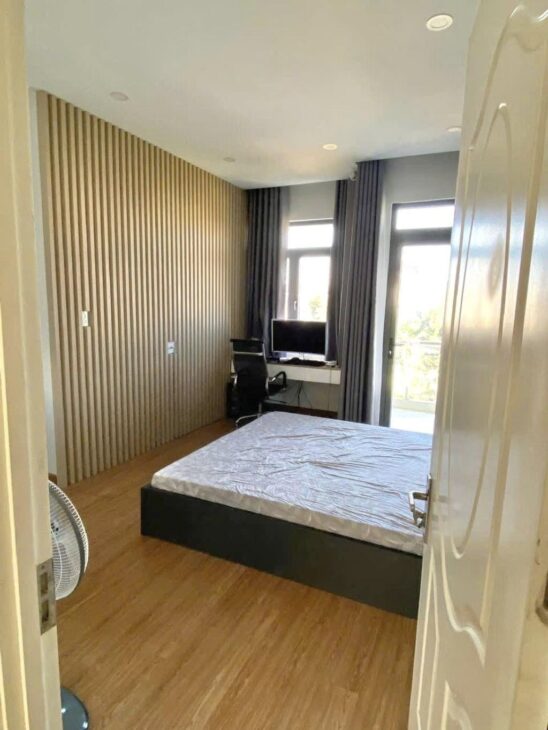 BÁN NHÀ XE HƠI. DT LỚN GẦN 200M, NGANG 7.15M. KHU VIP TP T ĐỨC. CHỈ 50TR/1M2.