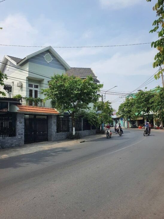 BÁN NHÀ XE HƠI. DT LỚN GẦN 200M, NGANG 7.15M. KHU VIP TP T ĐỨC. CHỈ 50TR/1M2.