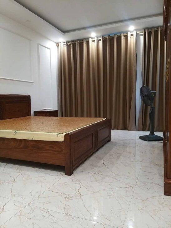 Nhà Khúc Thừa Dụ, mặt ngõ 5m, 67m 4 tầng, độc lập còn đẹp, Giá 5.5 tỉ