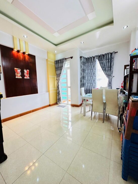 BÁN NHÀ NGAY CHỢ HẠNH THÔNG TÂY – HXH -NHÀ MỚI ĐẸP Ở NGAY – 70M2 (4×17.5) – 4 TẦNG – 4 PHÒNG , SỔ