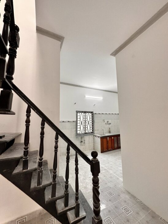 Nhà rộng rãi 6x12m, ngay Ngã Tư Ga giáp Gò Vấp, giá rẻ tiện sửa chữa