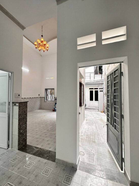Nhà rộng rãi 6x12m, ngay Ngã Tư Ga giáp Gò Vấp, giá rẻ tiện sửa chữa