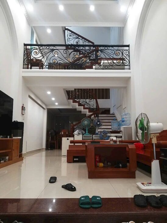 Nhà Khúc Thừa Dụ, mặt ngõ 5m, 67m 4 tầng, độc lập còn đẹp, Giá 5.5 tỉ