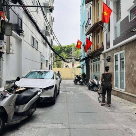 SÁT MẶT TIỀN ĐƯỜNG NGUYỄN TRÃI – XE HƠI ĐỖ CỬA – 4 TẦNG – KHU VỰC AN NINH DÂN TRÍ.