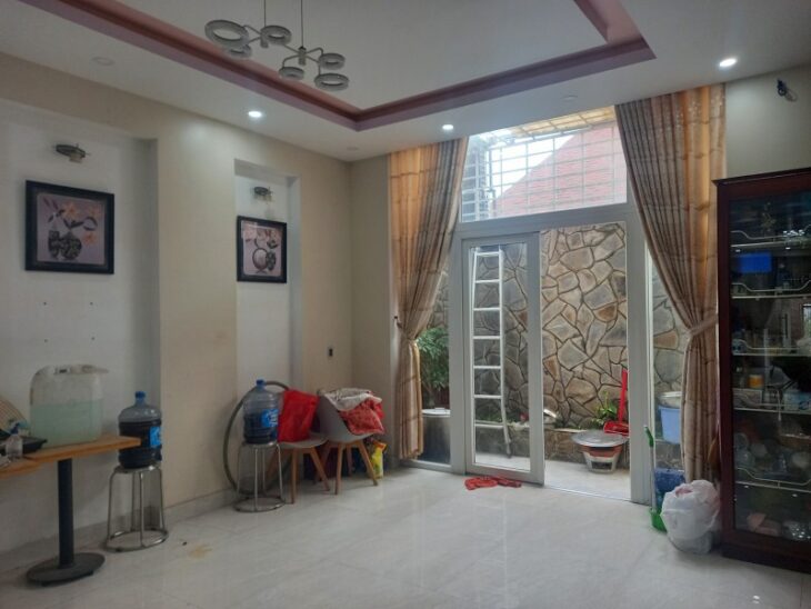 Bán nhà mặt phố Q.9, 140m², 3 tầng, 4PN, 9.35 tỷ, sổ hồng