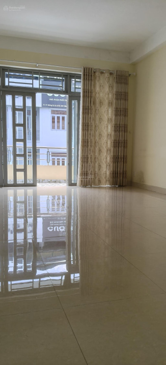 Bán nhà phố đúc 3 tầng, mặt tiền đường 10 m, đất 108.6 m2 (5mx21m), KDC sầm uất, đầy đủ tiện nghi