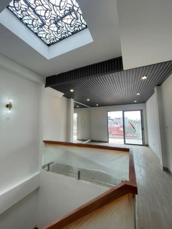 Bán nhà ngõ 135 phố Bồ Đề 60m, thang máy, ô tô vào nhà.